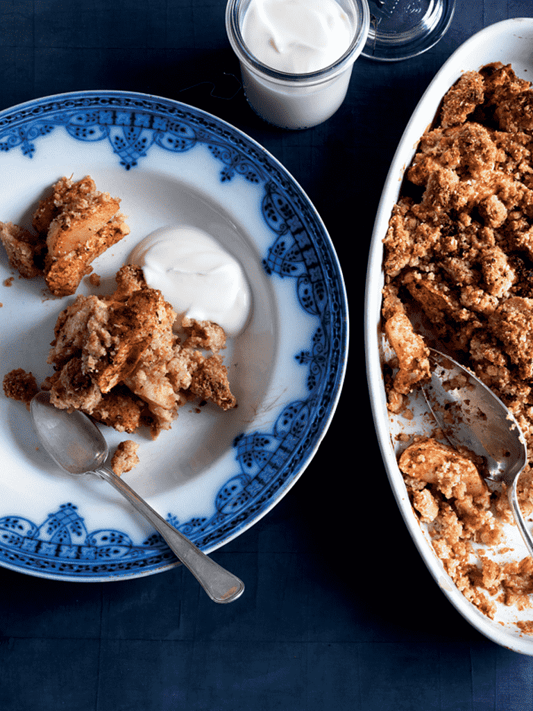 Æblecrumble af havregryn, stjerneanis og vanilje opskrift fra Aarstiderne