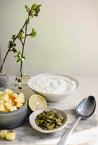 Æbleyoghurt med ristede havregryn og ananassalat