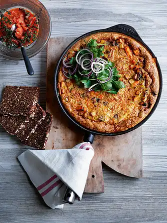 Æggekage med bacon, aubergine og kartofler. Hertil tomater med enokisvampe og persille