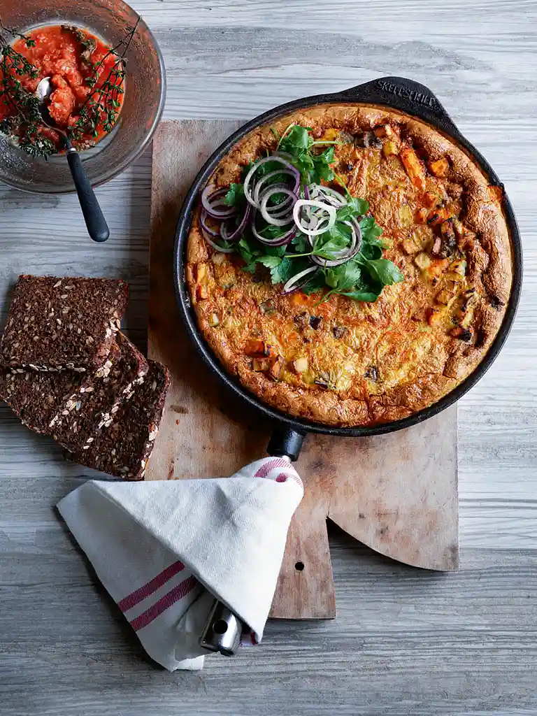 Æggekage med kartofler, champignon og ost samt rugbrød og grøn salat