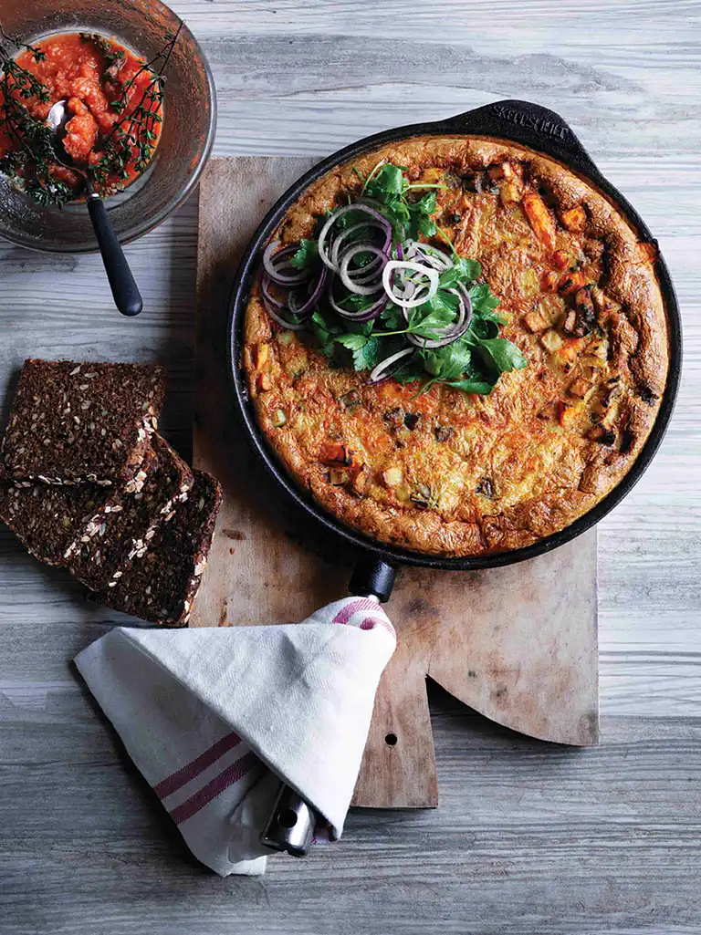 Æggekage med sprød bacon, kartoffel, peberfrugt og grøn salat