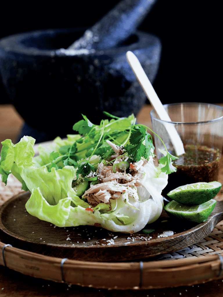 Asiatisk kylling i icebergsalat-skåle med rå ris og koriander