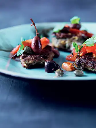 Aubergine gedeoste-fritter med basilikum og oliven