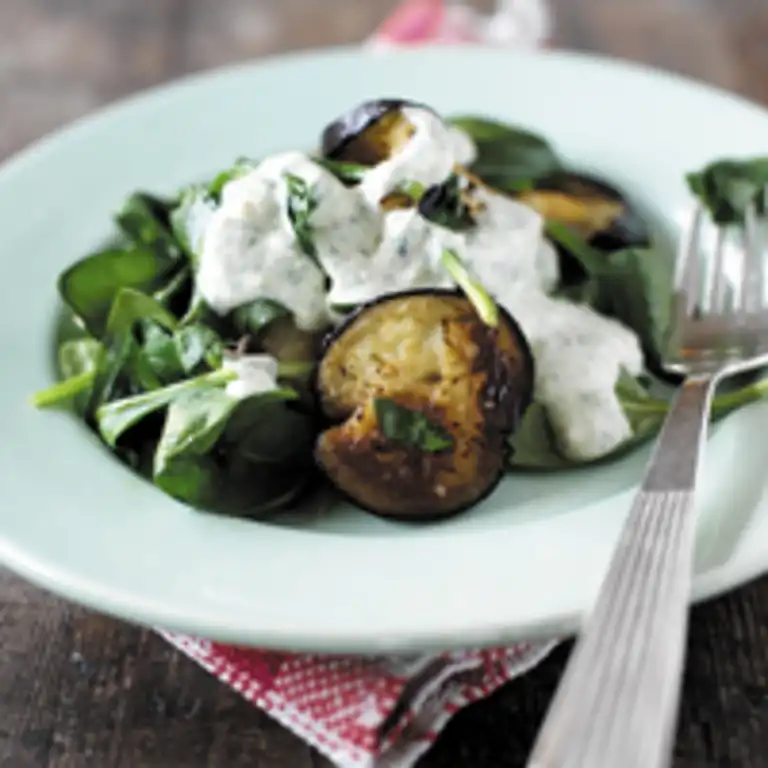 Aubergine med spinat og yoghurtdressing