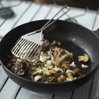 Bagekartofler med stegte svampe i yoghurt