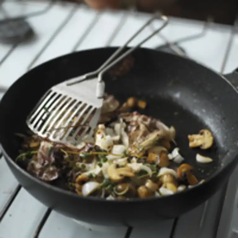 Bagekartofler med stegte svampe i yoghurt