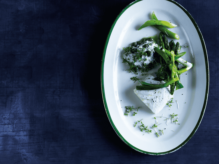 Bagt kulmule med grønne asparges og karsedip 