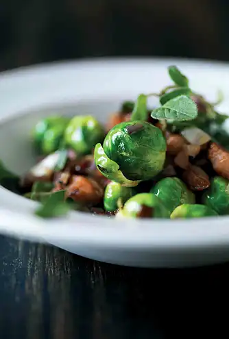 Bagt lyssej med flækærtepuré, rosenkål, cashew og hyldeblomst