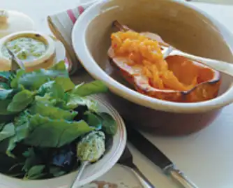 Bagt spaghettisquash med salat og salsa