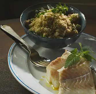 Bagt torskefisk med quinoa, avocado, krydderurter og tomater