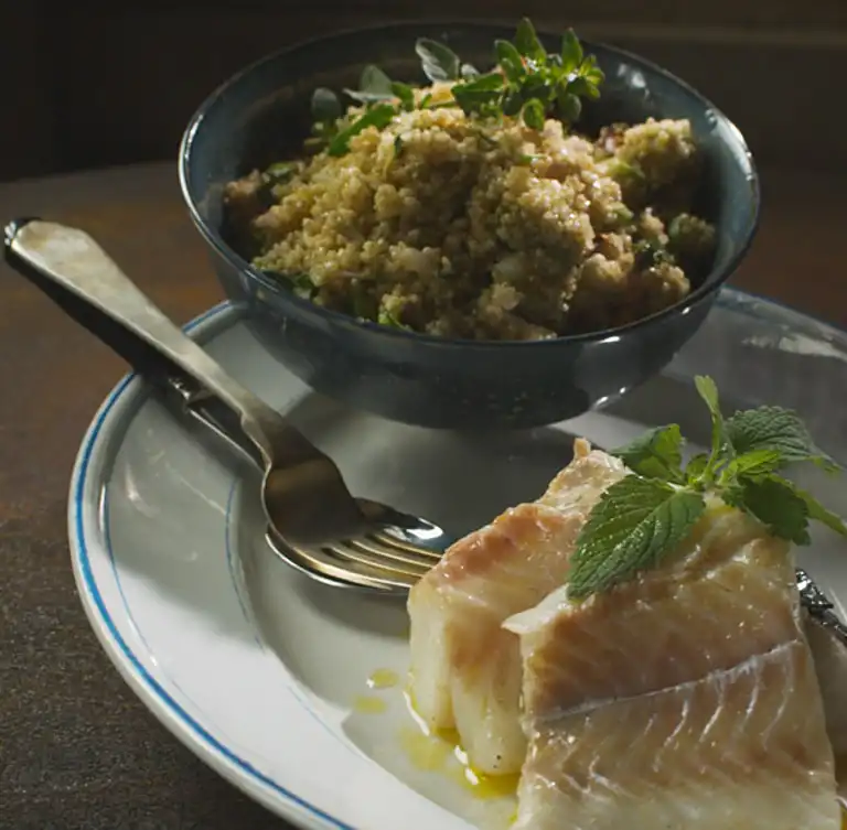 Bagt torskefisk med quinoa, avocado, krydderurter og tomater