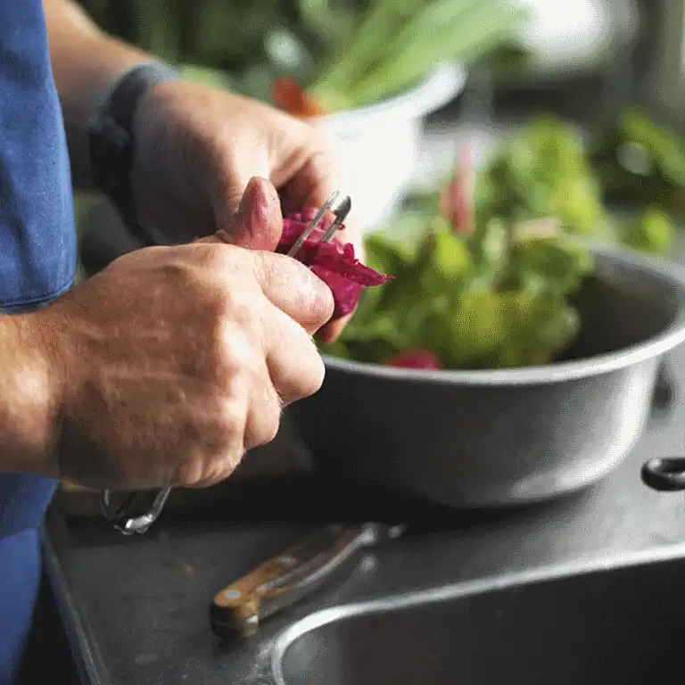 Bagte æg i tomatsauce med svampe og frisk frugt