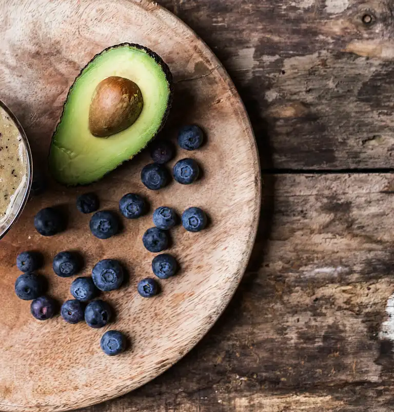 Bagte æg med bladbeder og avocado med lime