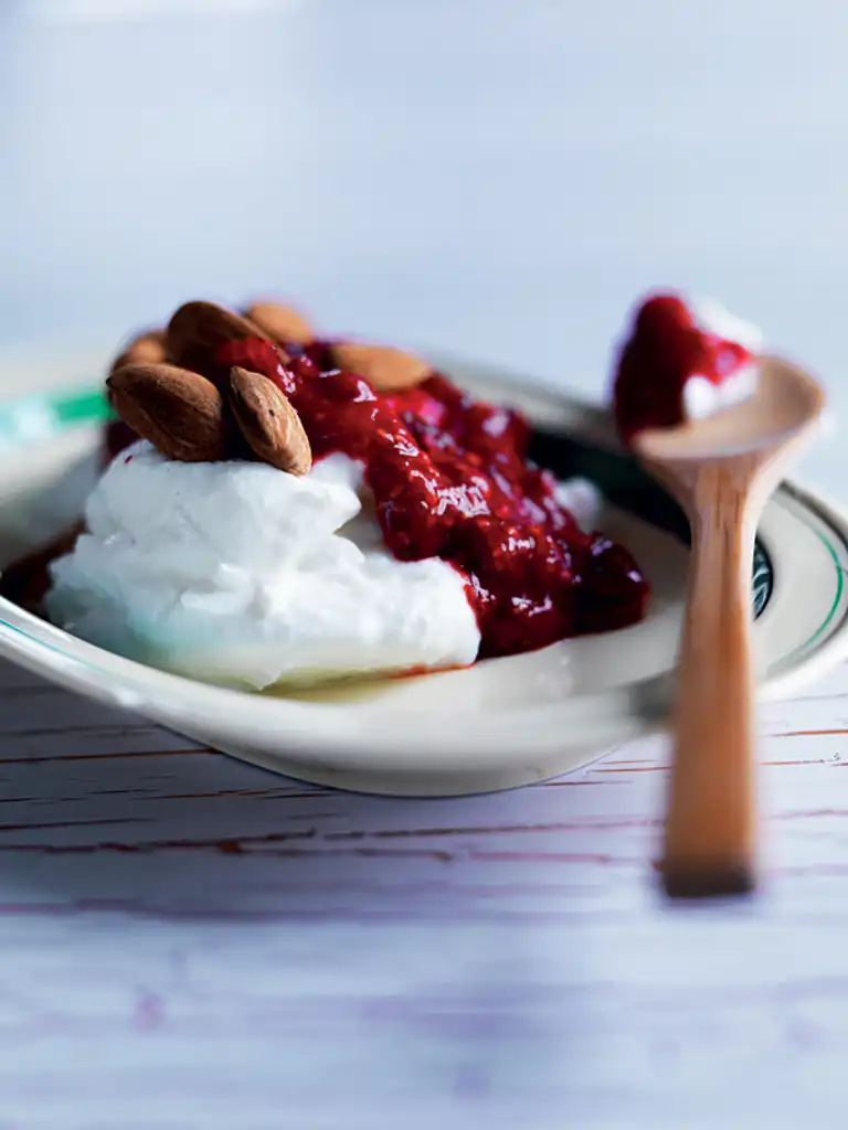 Bagte hindbær med honning og fåremælksyoghurt