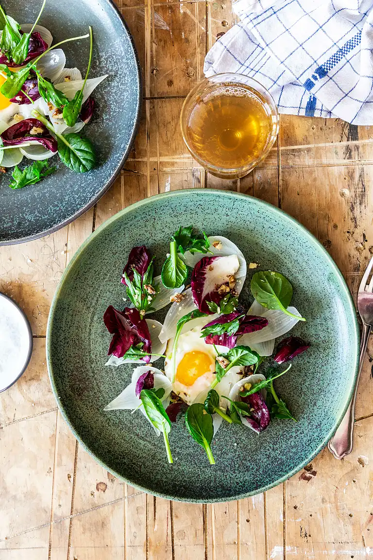 Bagte løg med stegte æg og grov løvstikkesalat