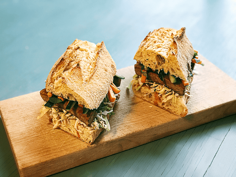 Bánh mì chay – sandwich med tofu og sød chilisauce