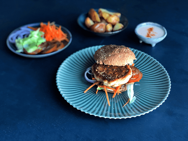 Fiskeburger med sprøde grøntsager, ovnbagte kartofler og yoghurt-dip