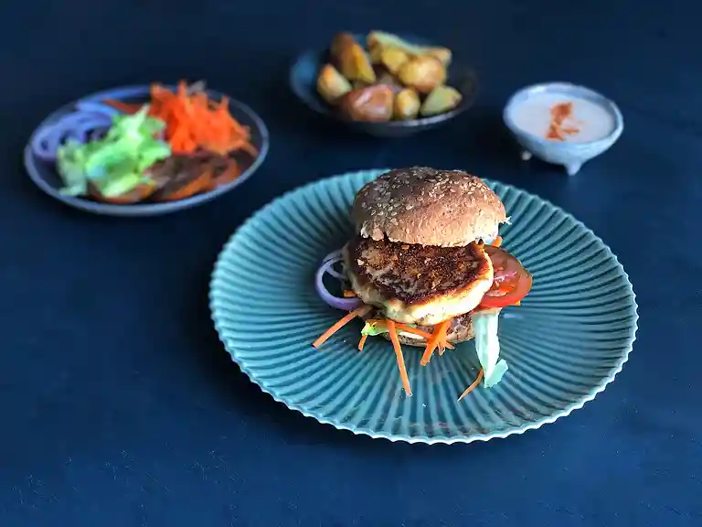 Barbecue-fiskeburger med sprøde grøntsager, ovnbagte kartofler og yoghurt-dip