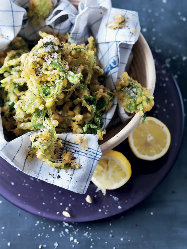 Basilikum og salat i tempura med parmesan