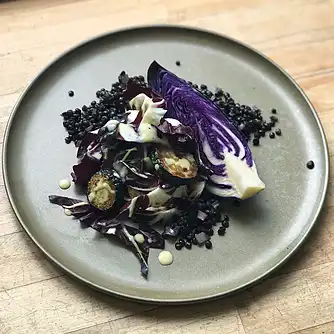 Belugalinser og radicchio med kærnemælksdressing