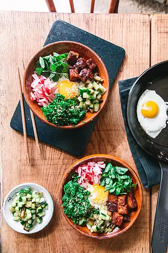 Bibimbab-bowl med krydret oksekød, spinat, agurk og æg