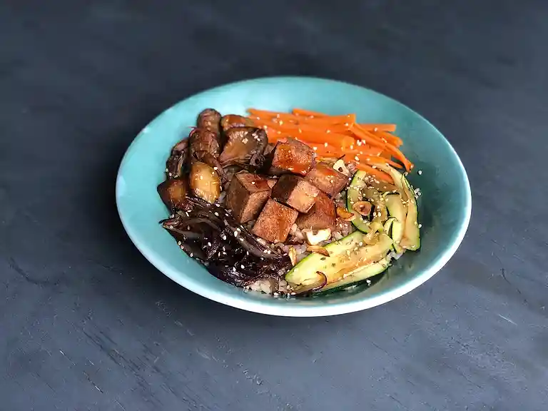 Bibimbap med tofu, østershatte, sesamfrø og sød chilisauce