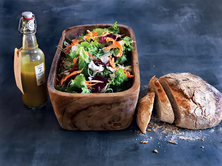 Blandet salat med grøntsagschips og skalotteløg