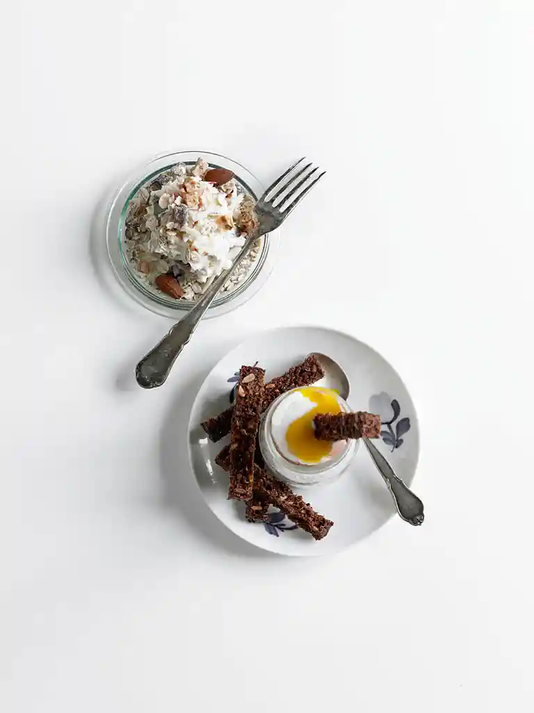 Bløde æg med ristet rugbrød og rå æbletrifli
