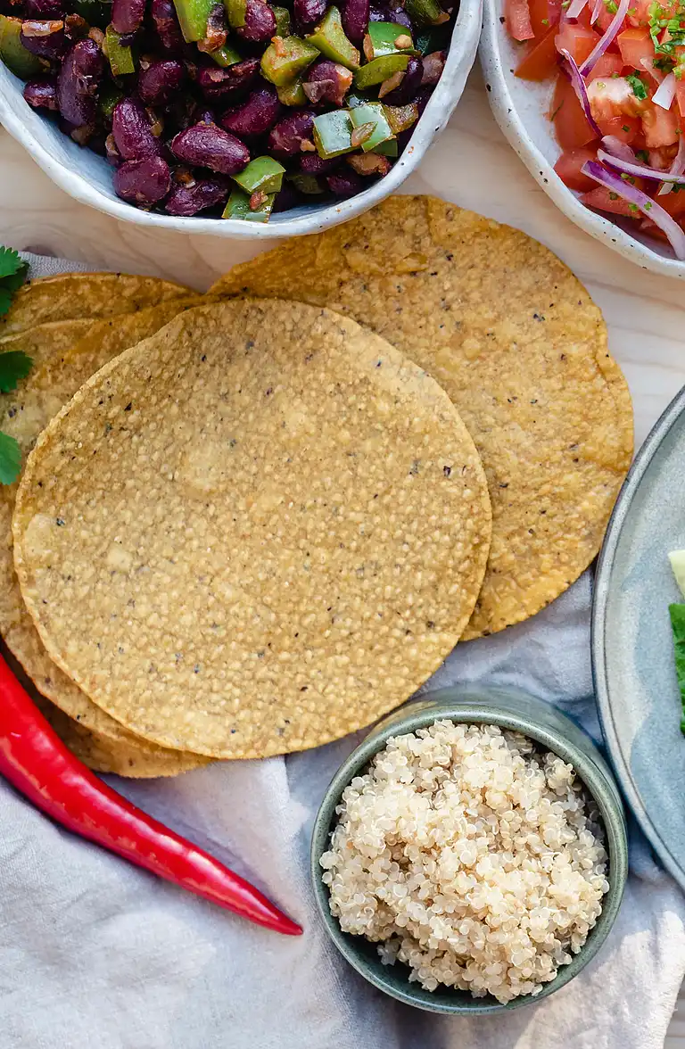 Bløde tacos med sprøde nuggets, grønt og hjemmelavet salsa