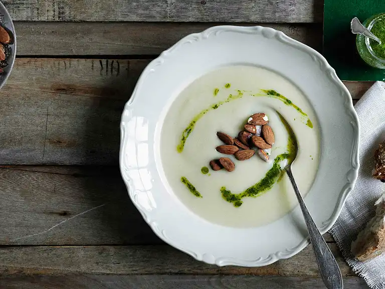 Blokmkålssuppe med bagt fisk, og drys af blomkål, forårsløg og dild