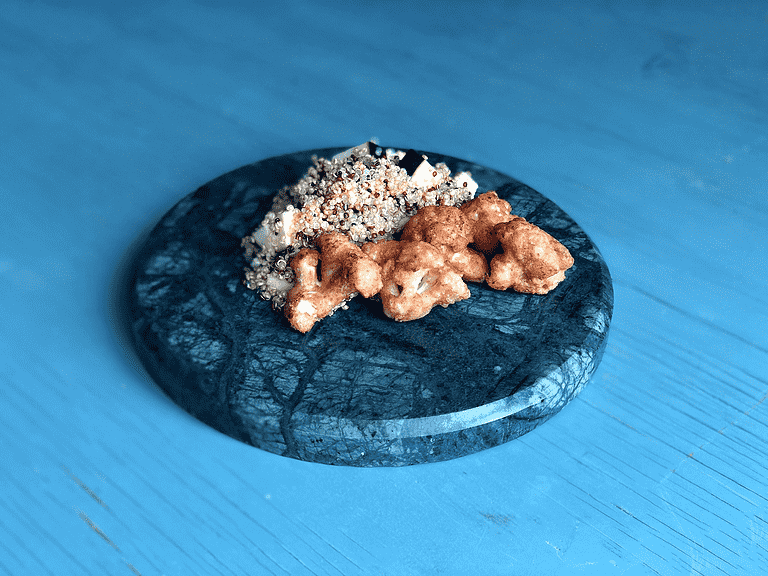 Blomkål i peanutbutter-dej med quinoa, squash og lime