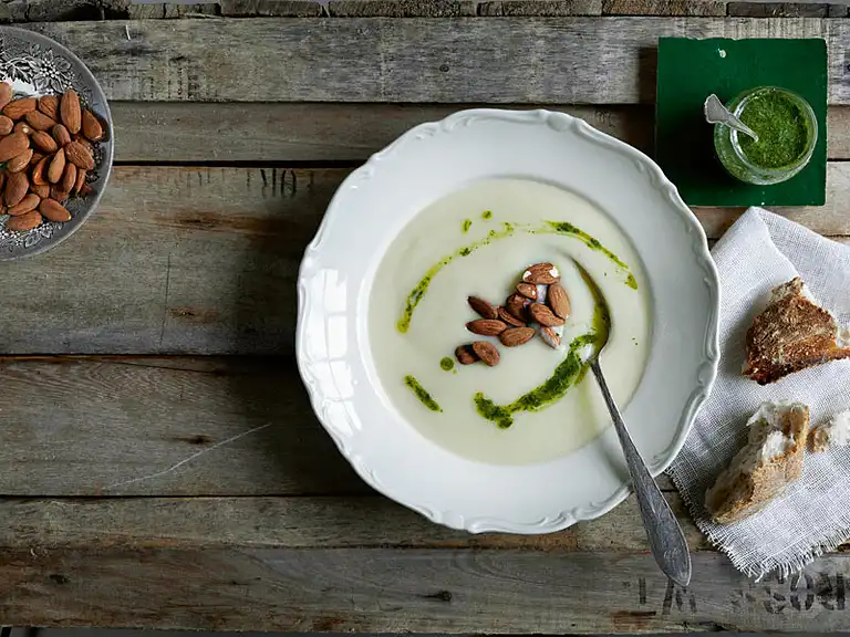 Blomkålssuppe med ristede mandler og persilleolie