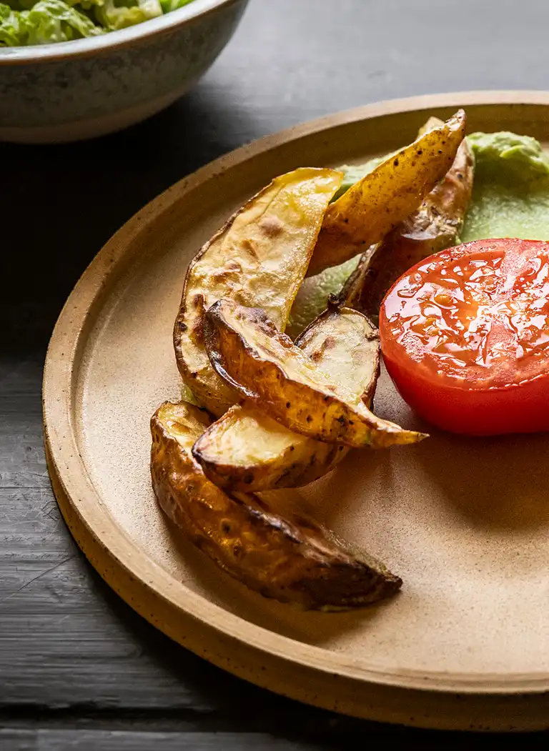 Bøffer med bagte tomater og sprød gulerodssalat