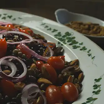 Bønnesalat med mandler og dadler