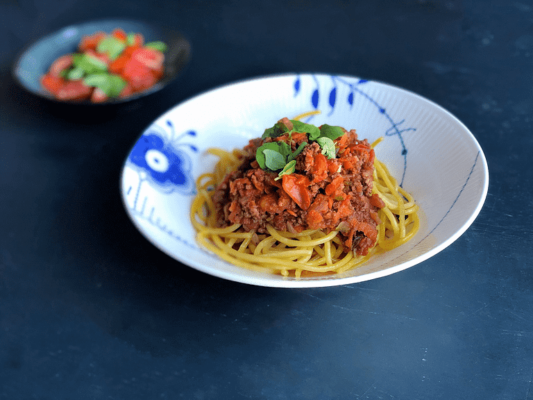 Bolognese med grøntsager, frisk pasta og tomatsalat