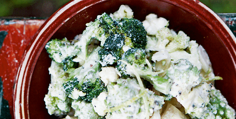 Broccoli-blomkåls-salat med grillet røget makrel