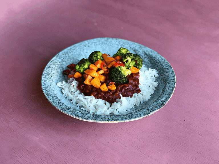 Krydret indisk jalfrezi-sauce med broccoli, gulerod og ris