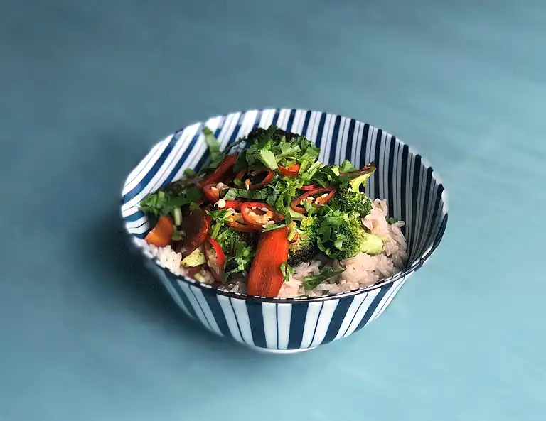 Stegt broccoli og gulerod med tamari, lime og jasminris