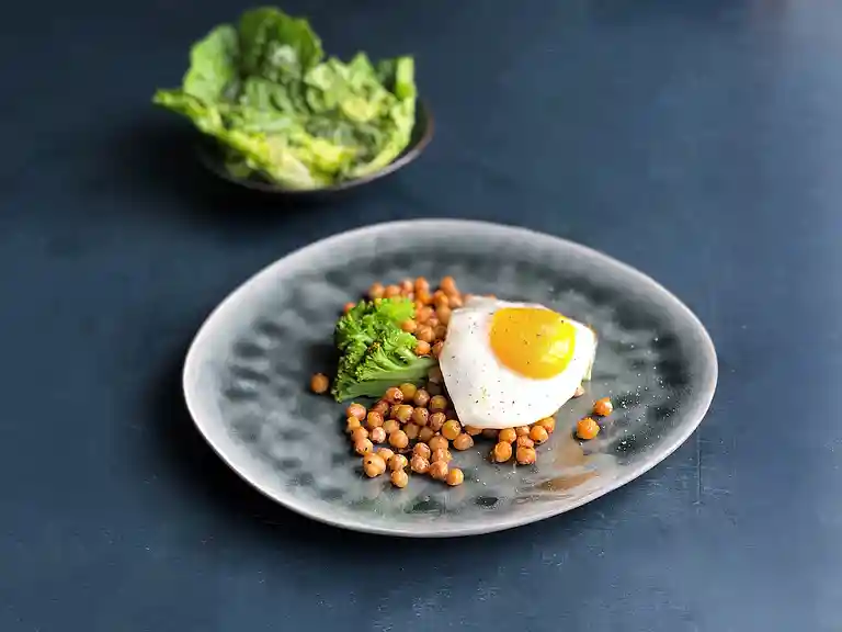 Broccoli og kikærter med romaine, stegte æg persilledressing