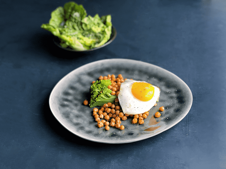 Broccoli og kikærter med romaine, stegte æg persilledressing