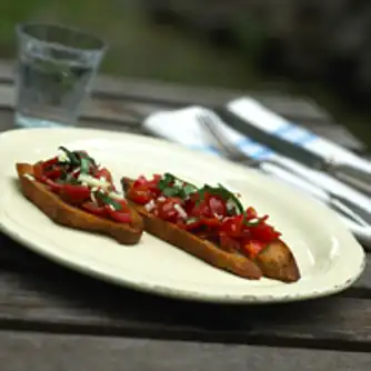 Bruschetta, tomater og basilikum