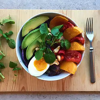 Nudel-bowl med rødkål, avocado og cashewnødder