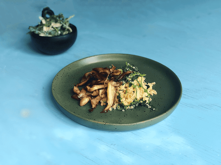 Bulgur, stegte østershatte og fennikelsalat med kærnemælksdressing