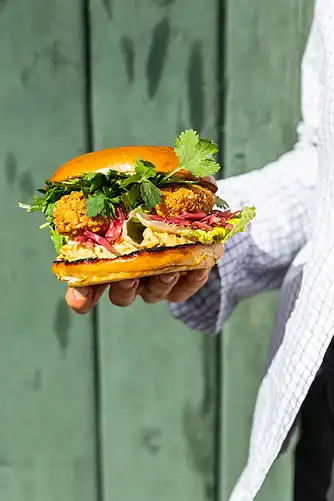 Burger med falafel og sød kartoffel-fritter