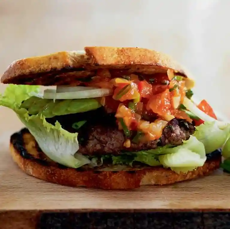 Burger med fritter af sweet potatoes