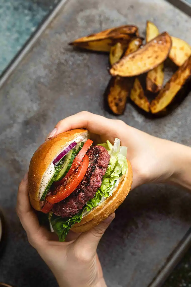 Burger med hjemmelavet ketchup, ovnfritter og coleslaw