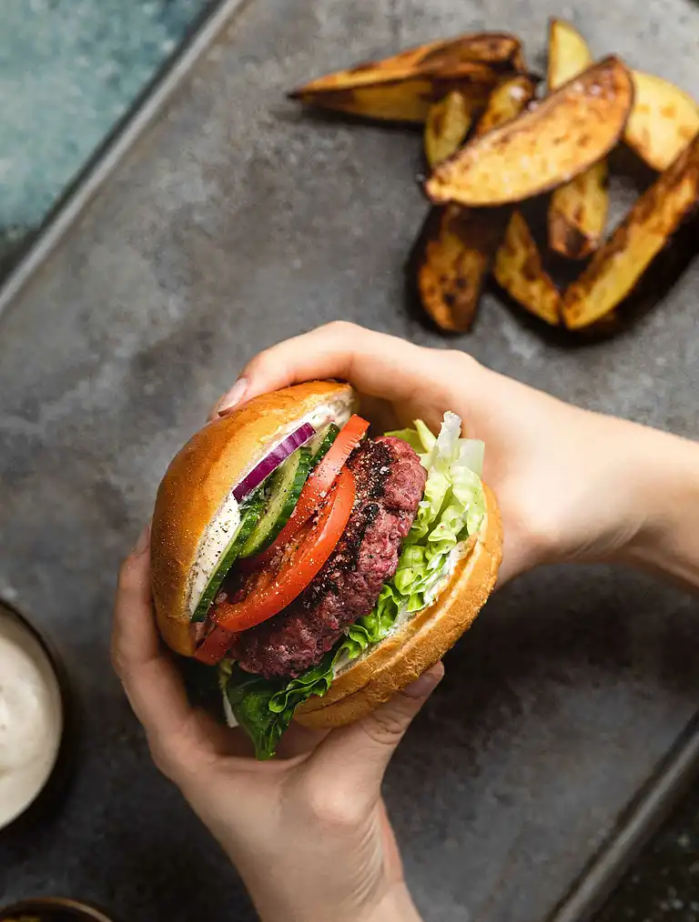 Burger med spinatsalat, råstegte kartofler og hjemmelavet ketchup