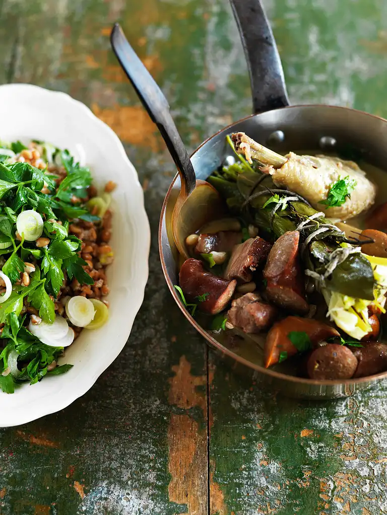 Cassoulet med bønner, bacon, løg og persillesalat