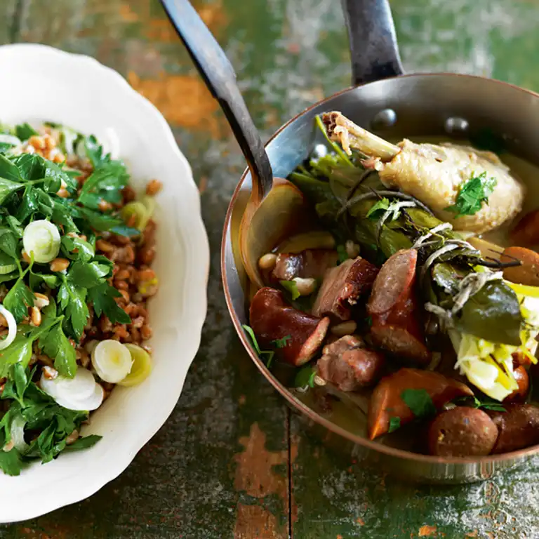 Cassoulet med bønner, bacon, løg og persillesalat