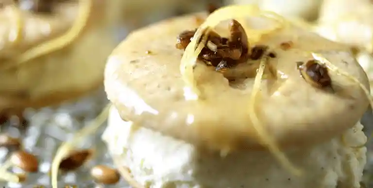 Cheesecakemedaljer med glaserede græskarkerner